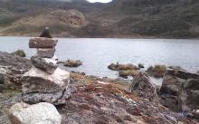 Montículo de piedras llegando a la Laguna Miguagó